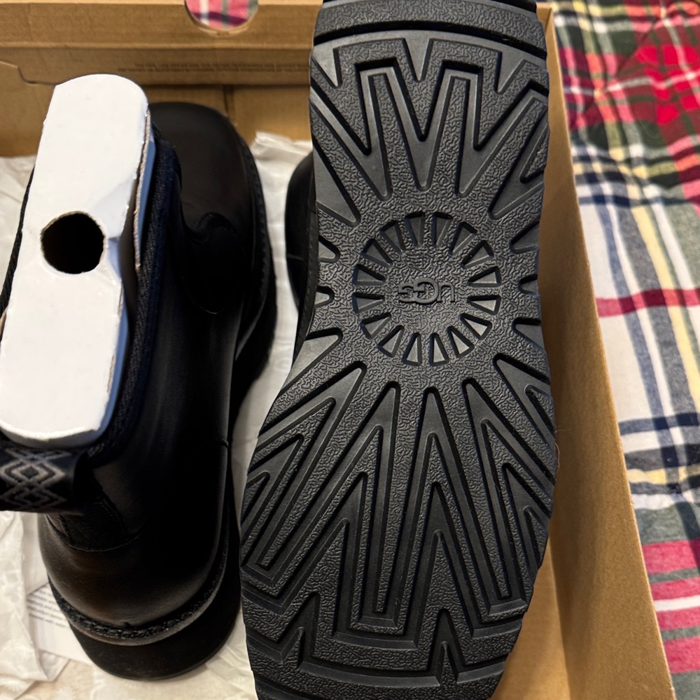 Flash Sale! $50 Ugg women’s boots - Picture 3 of 8